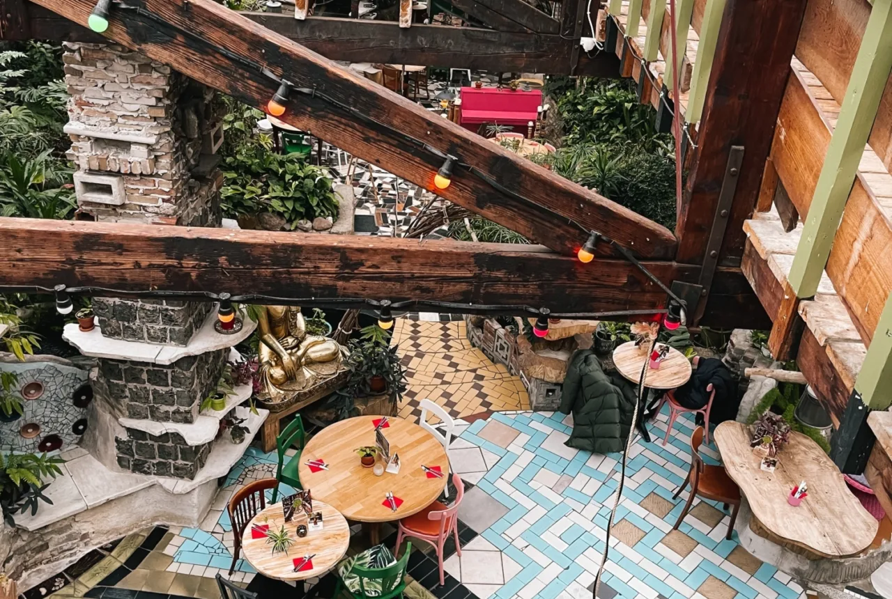 Interieur van Het Paradijs in Enschede van bovenaf - Uit in Enschede