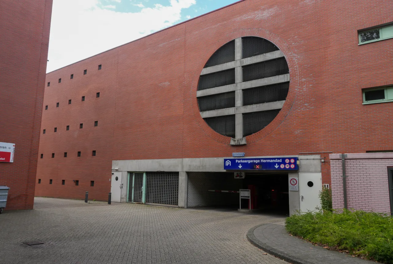 Eingang Parkhaus Hermandad Enschede Autos 10 LR - Uit in Enschede
