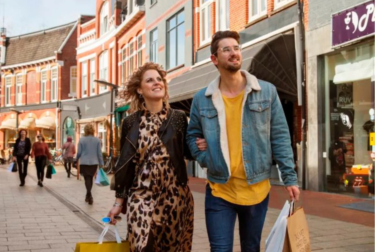 Arm in Arm shoppen in der Haverstraatpassage - Uit in Enschede