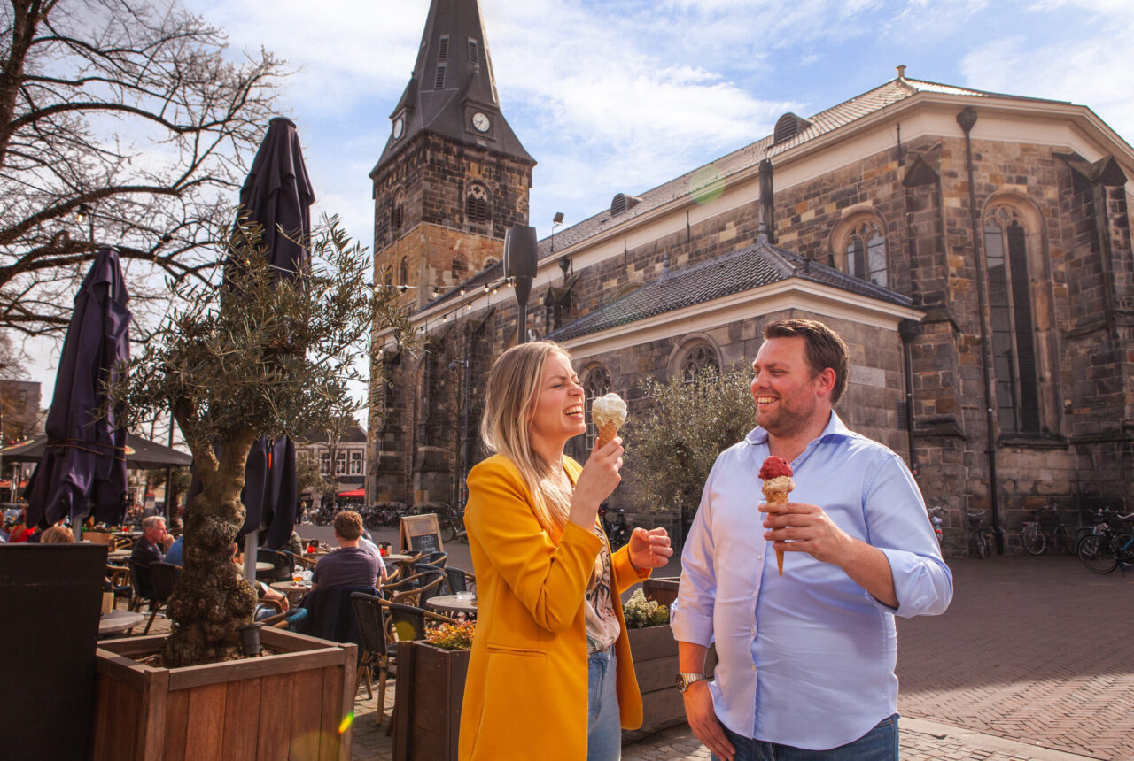 Eis essen auf dem Oude Markt in Enschede - Uit in Enschede