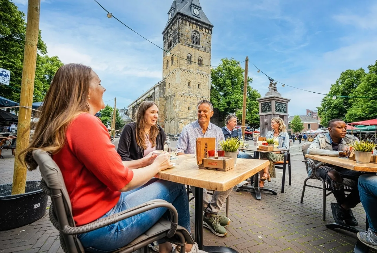 Gezin op het terras van Moeke op de Oude Markt - Uit in Enschede