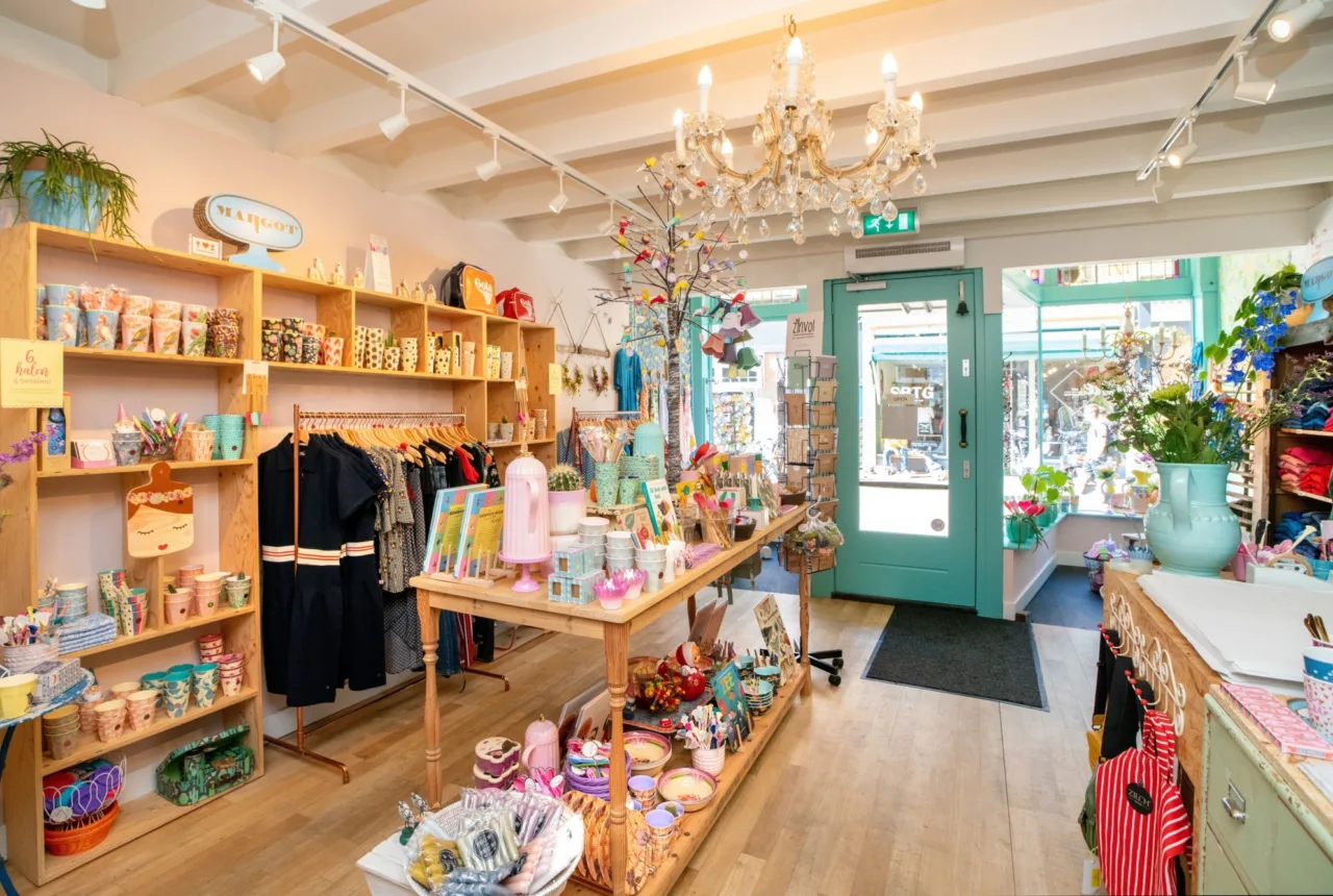 Interieur van de winkel Mevrouw Janne in Enschede. - Uit in Enschede