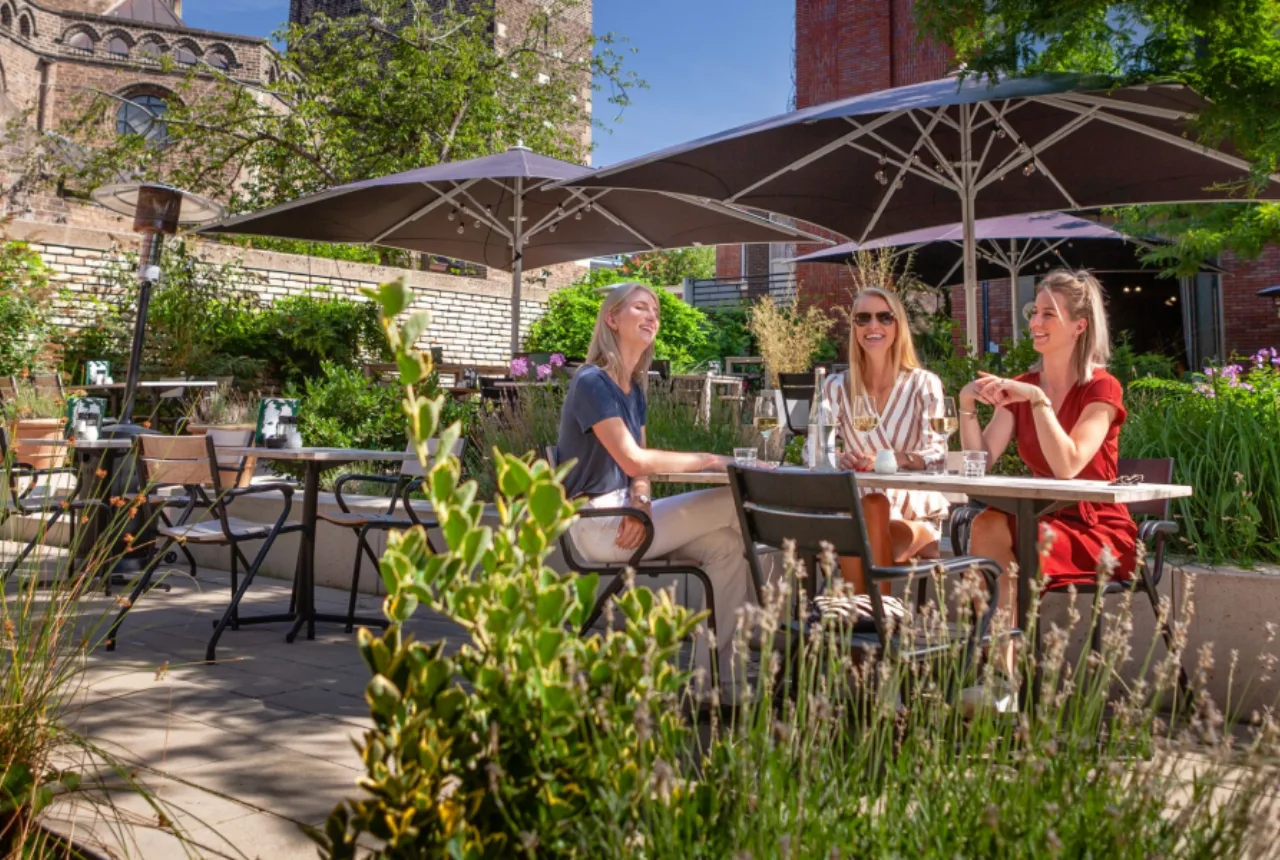Drie zussen in de binnentuin/theatertuin van restaurant Bardot in Enschede - Uit in Enschede