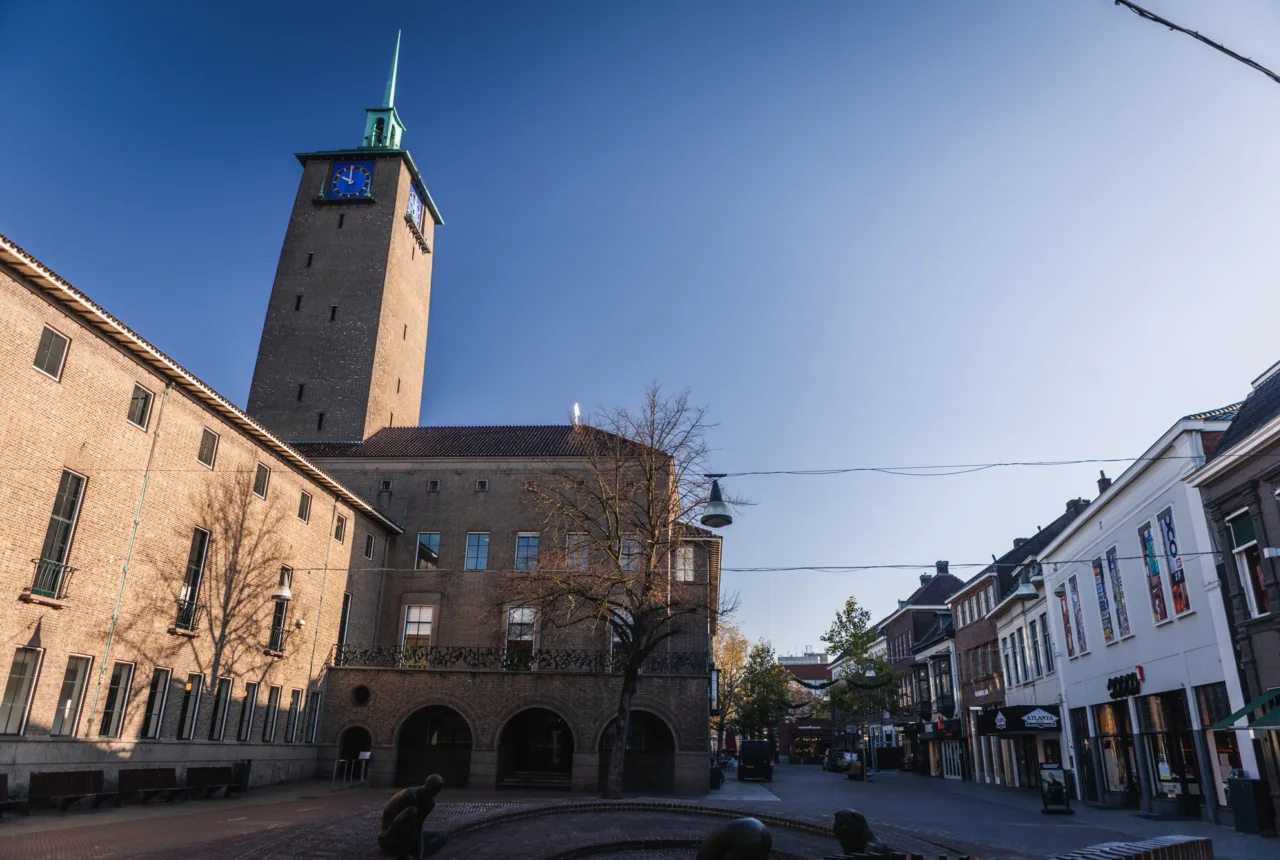 Stadhuis van Enschede met in de voorgrond het Ei van Ko - Uit in Enschede