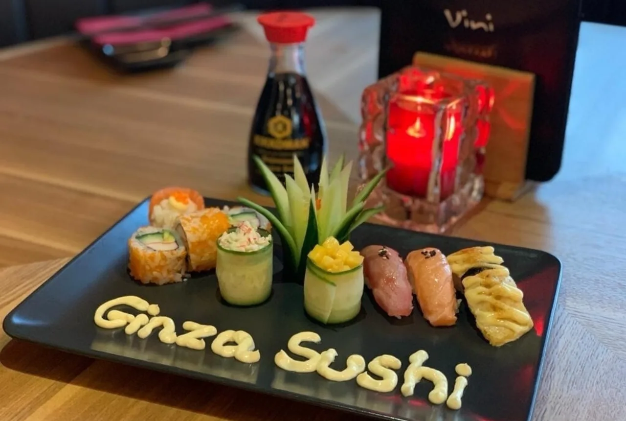 Verschillende sushi op een bord bij Ginza Sushi in Enschede - Uit in Enschede