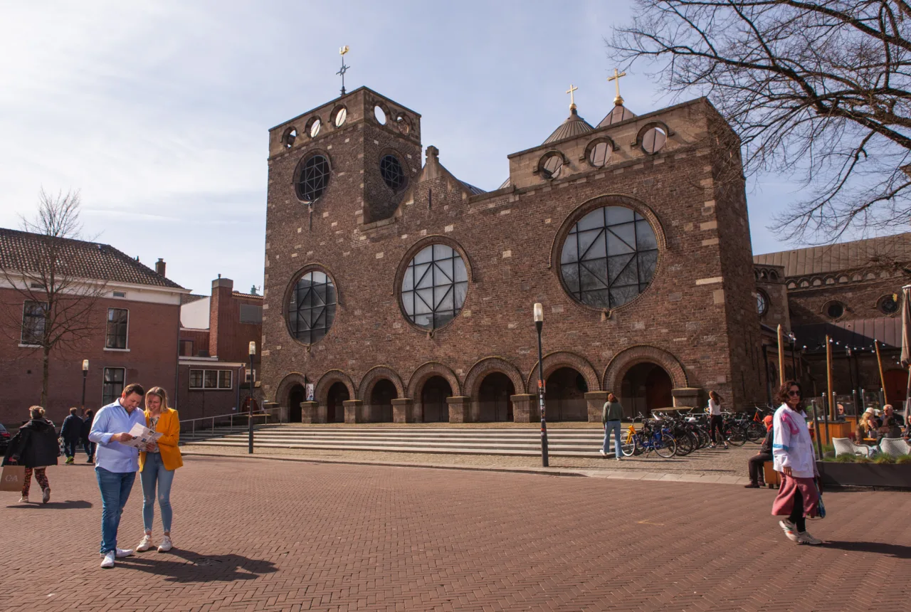 Pärchen vor der Jacobuskerk in Enschede - Uit in Enschede