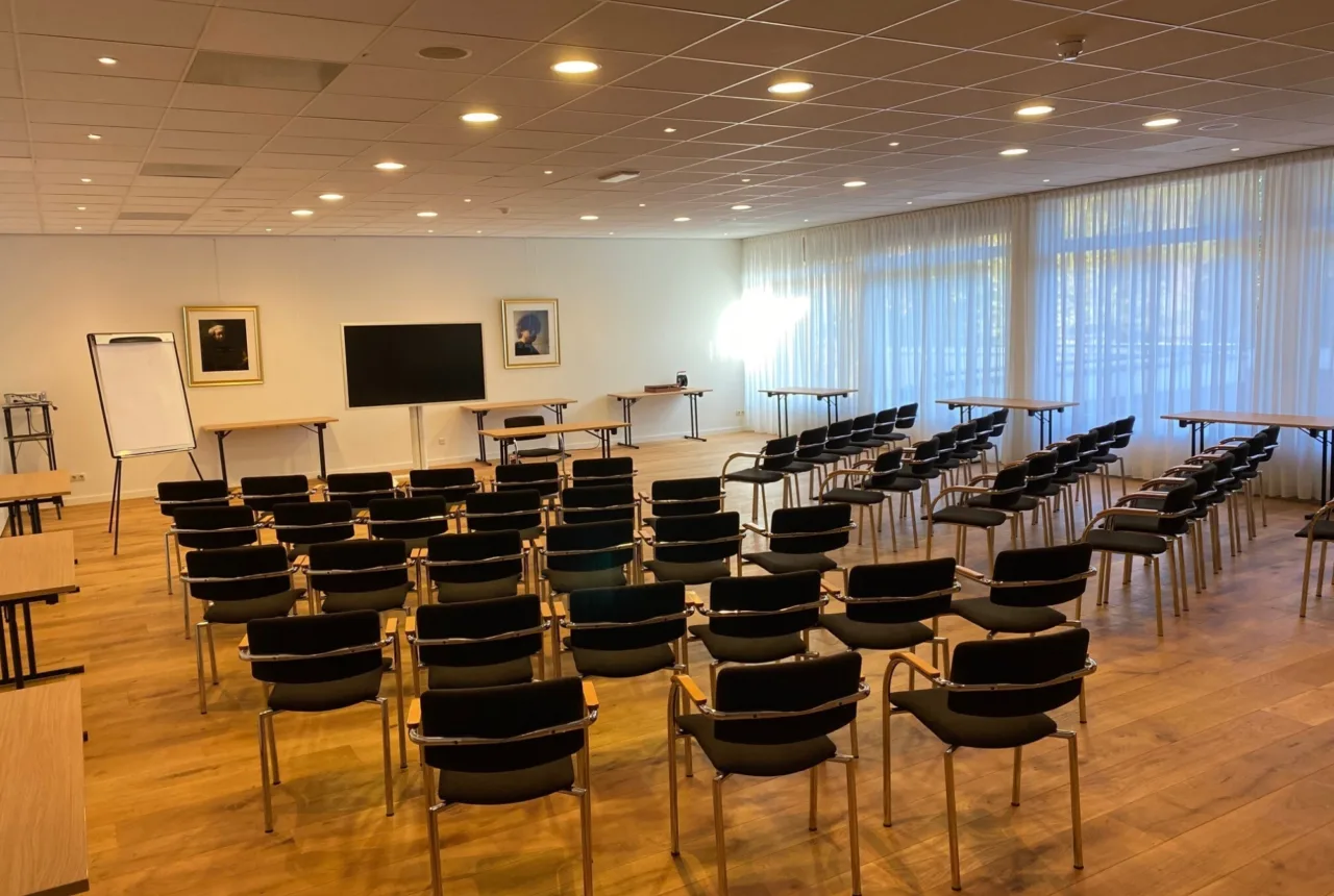 Bad Boekelo Boekelo Enschede presentatiezaal met stoelen - Uit in Enschede
