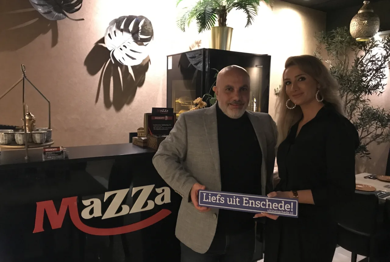 Mazza eigenaren met het Liefs uit Enschede bordje - Uit in Enschede