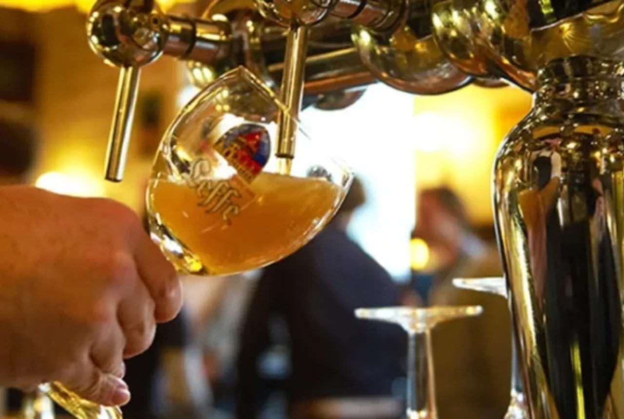 Een biertje dat getapt wordt bij Proeflokaal België in Enschede - Uit in Enschede