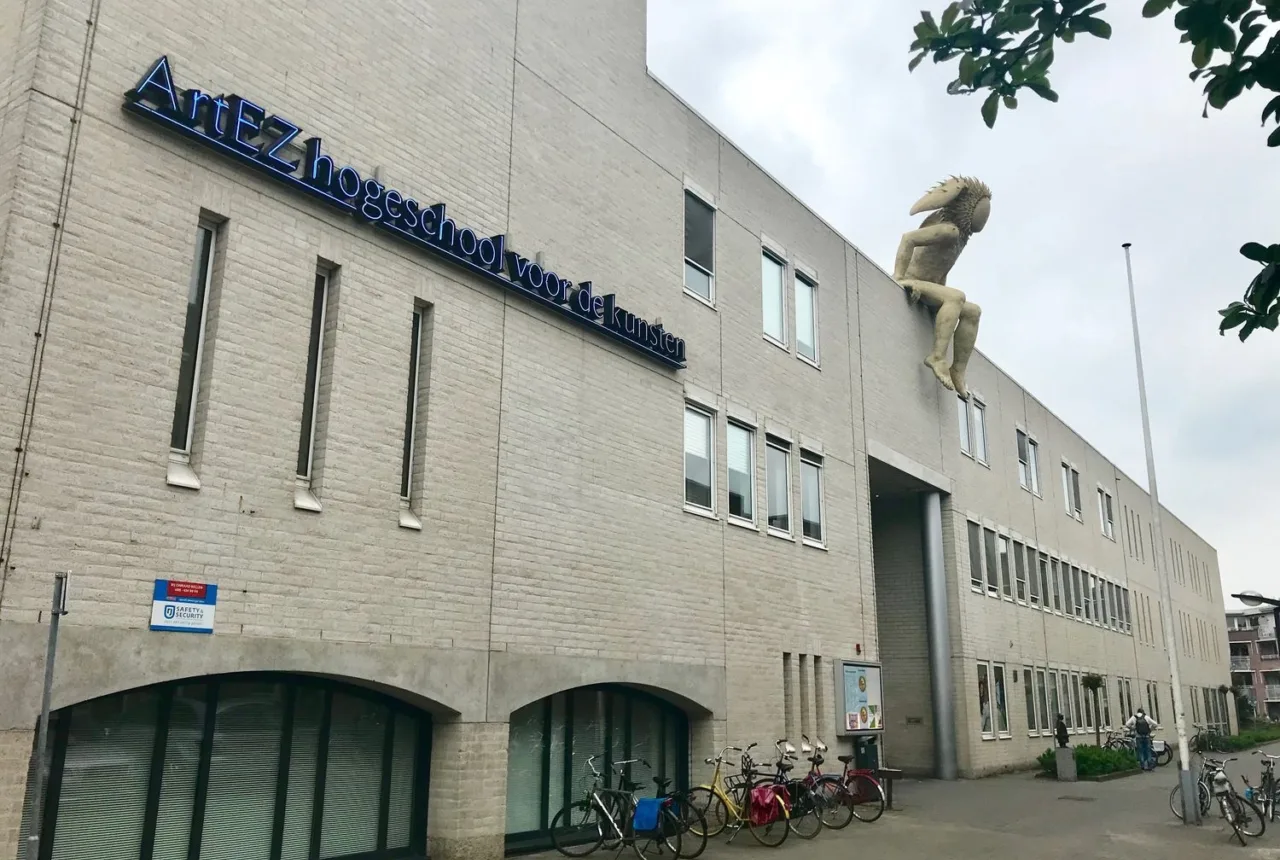 ArtEZ Conservatorium mit Musikgott PAN in Enschede - Uit in Enschede