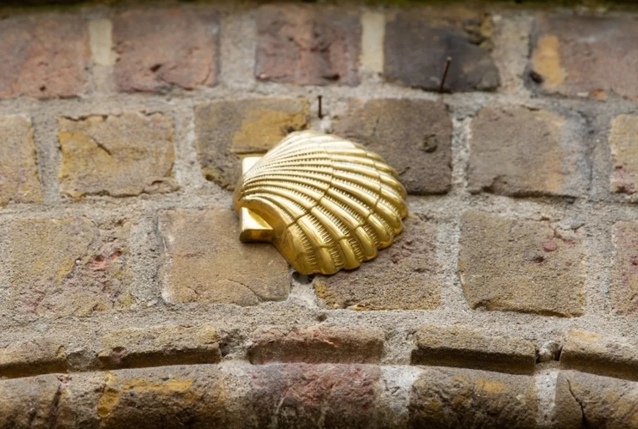 Muschel an der Jacobuskerk - Uit in Enschede