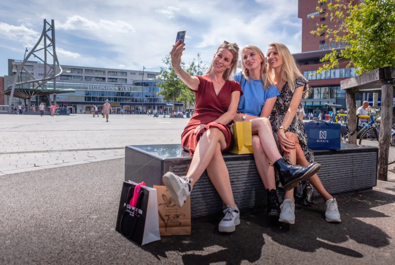 Drie vriendinnen aan het shoppen in Enschede - H.J. van Heekplein - Uit in Enschede