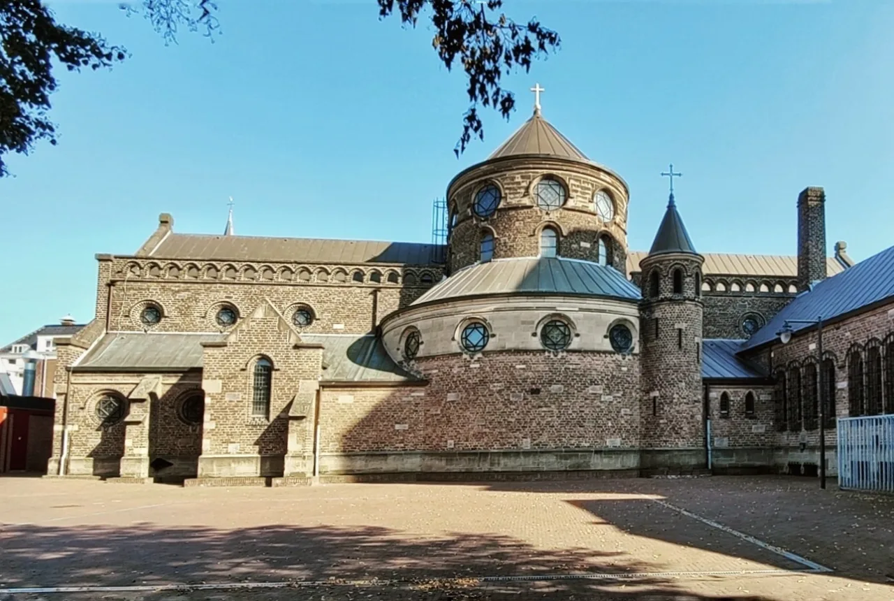 Jacobuskerk Enschede achteraanzicht - Uit in Enschede