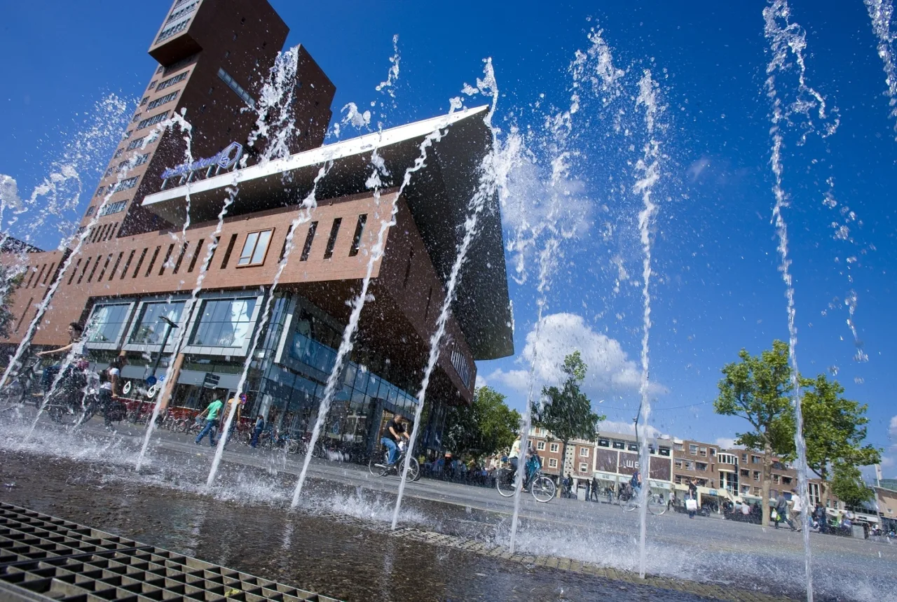 Water op het H.J. van Heekplein in Enschede - Uit in Enschede