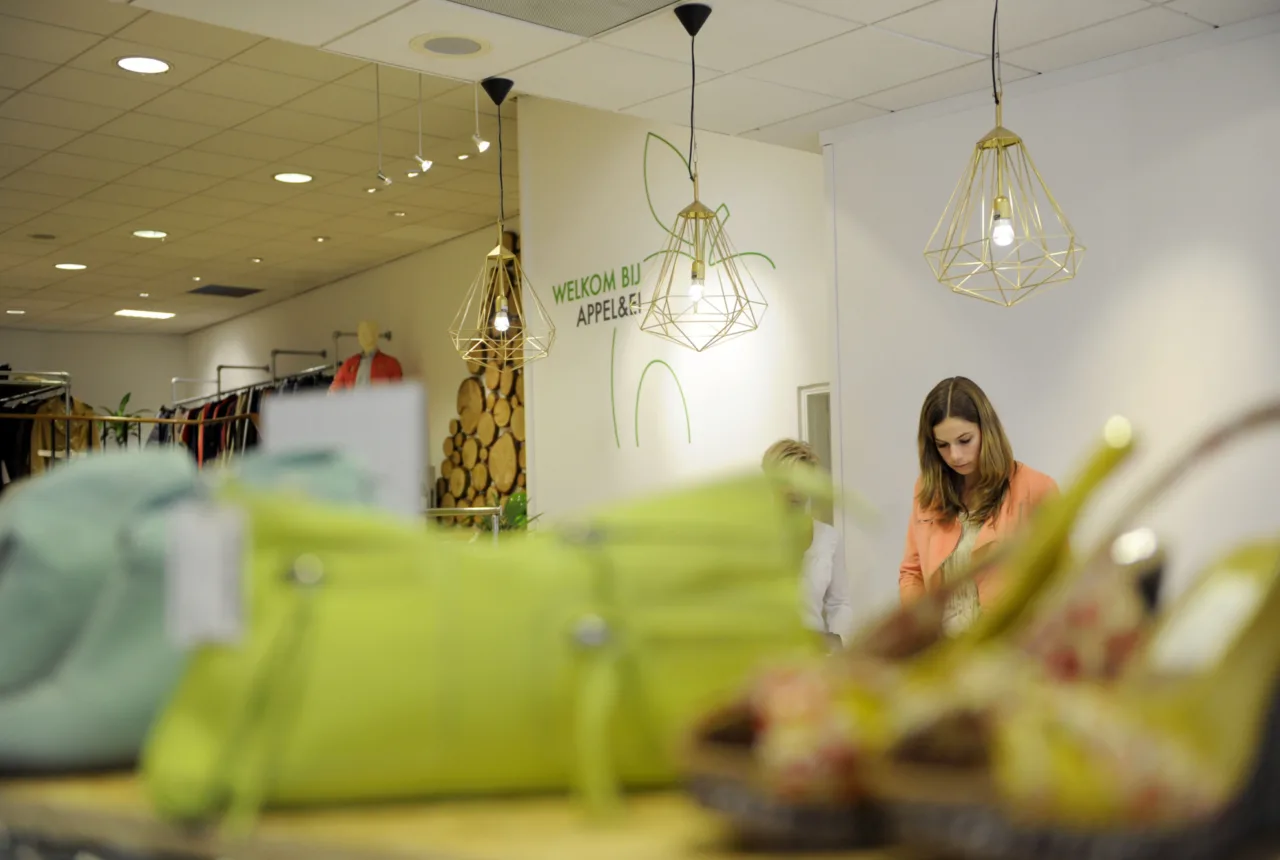 Winkelen bij Appel en Ei in Enschede. Een doorkijkje naar de balie in de winkel. - Uit in Enschede