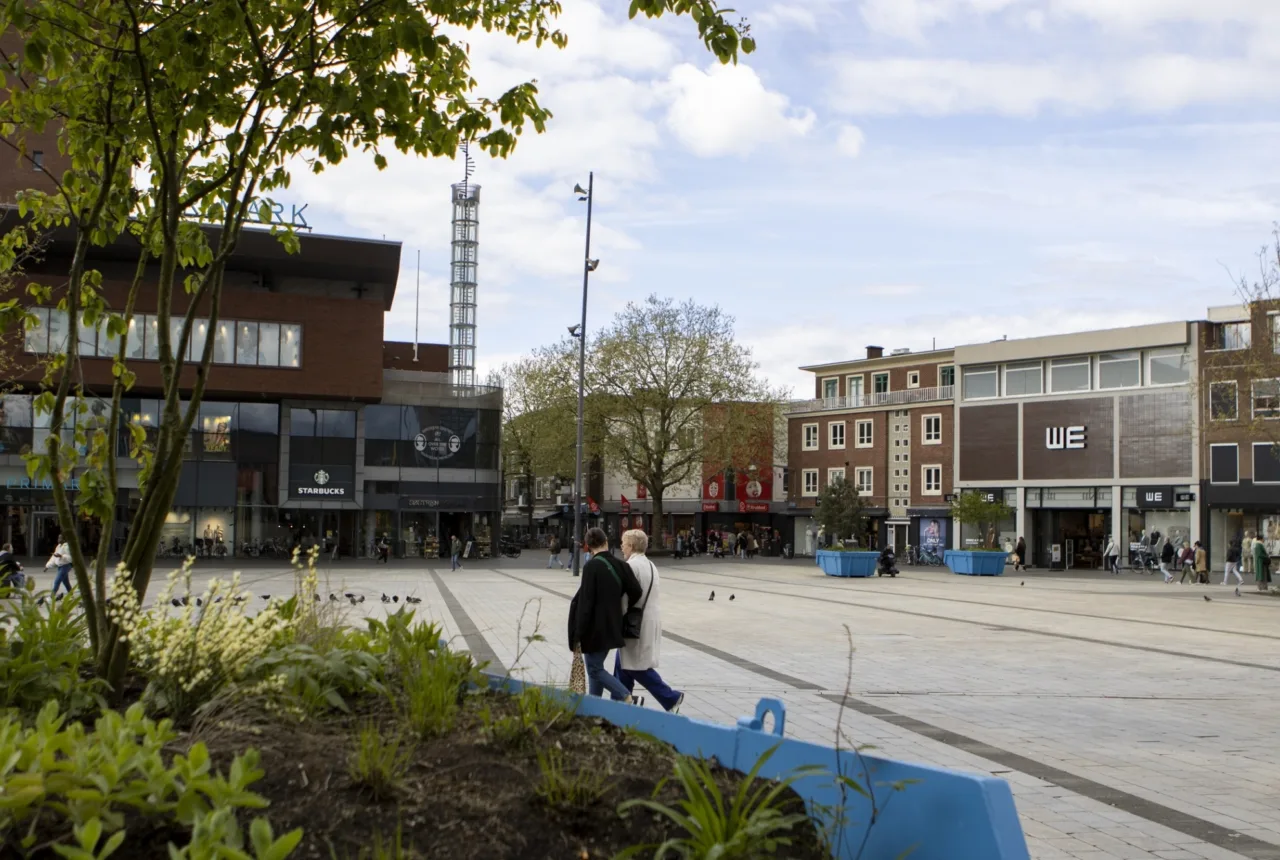 H J van Heekplein in Enschede met groen - uitzicht op Starbucks en WE - Uit in Enschede