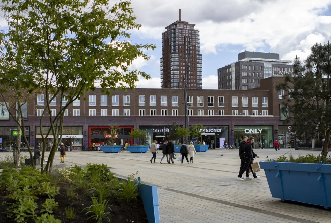 H J van Heekplein met uitzicht op de Alphatoren in Enschede - Uit in Enschede