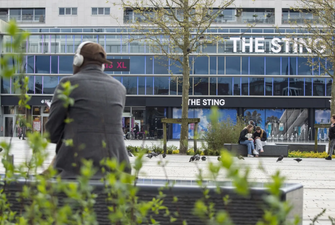 Foto van het Van Heekplein met uitzicht op de Sting in Enschede - Uit in Enschede