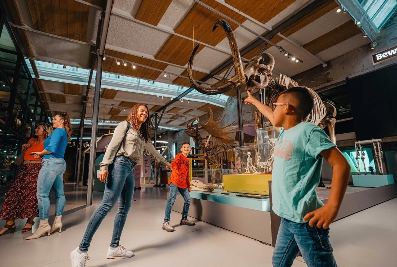 Gezin  met kinderen in Museumfabriek in Enschede - Uit in Enschede