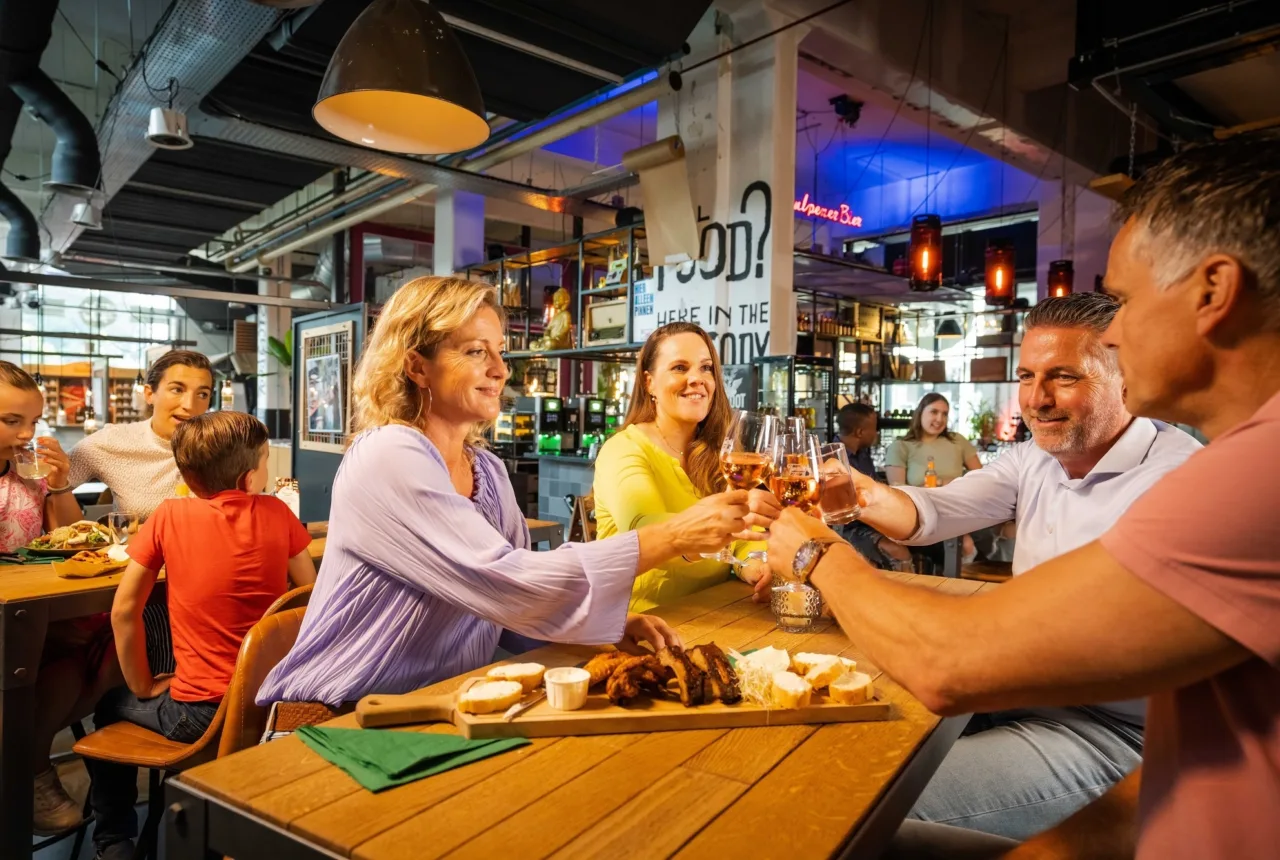 Essen in der Twentsche Foodhal in Enschede - Uit in Enschede