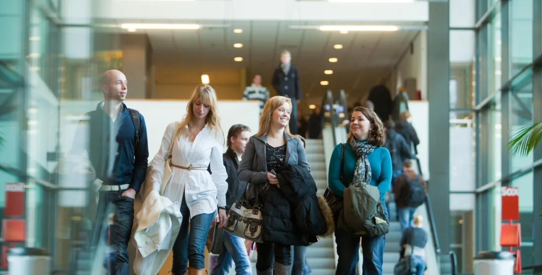 Studenten der Hogeschool Saxion in Enschede - Uit in Enschede