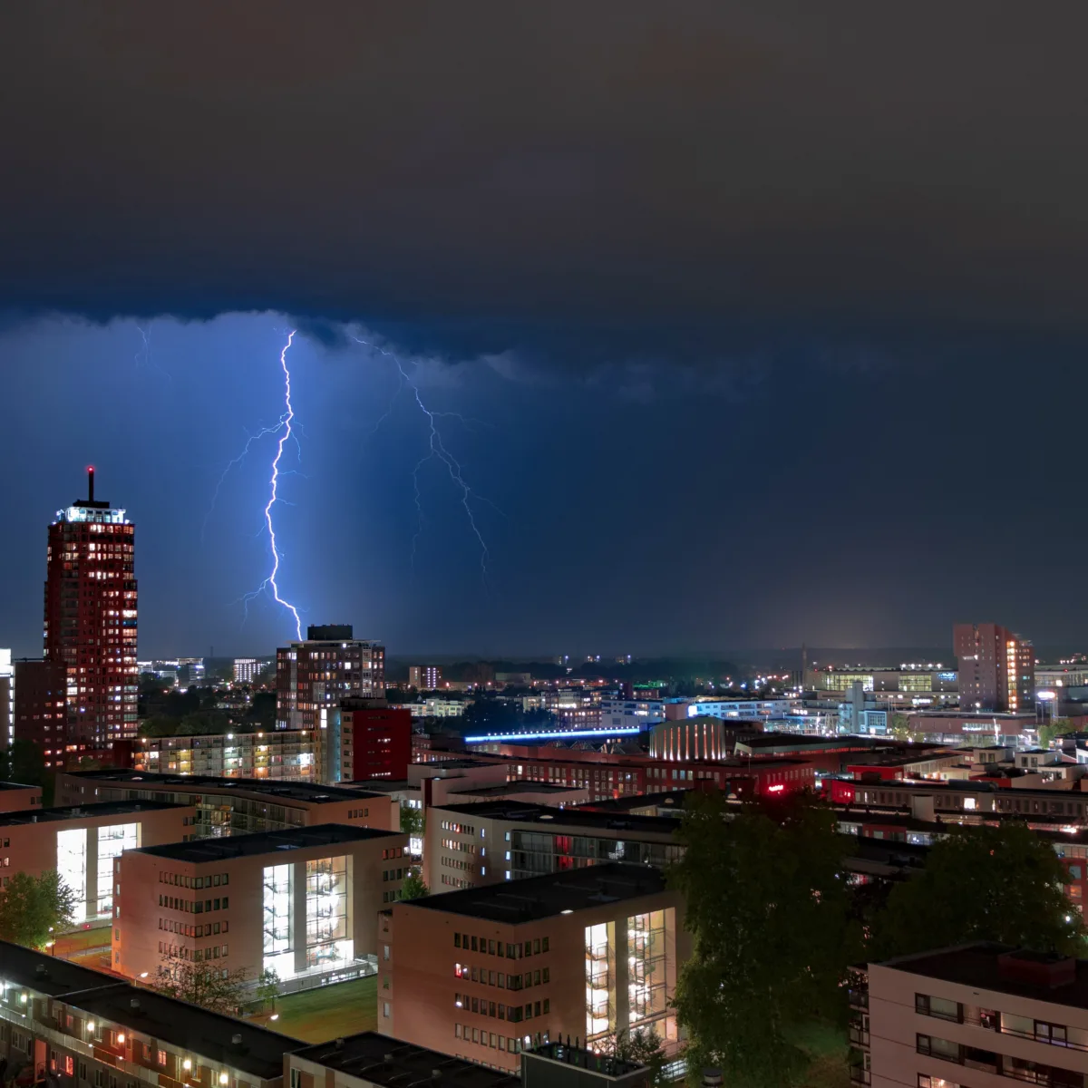 Enschede uitzicht met onweer en regen - Uit in Enschede