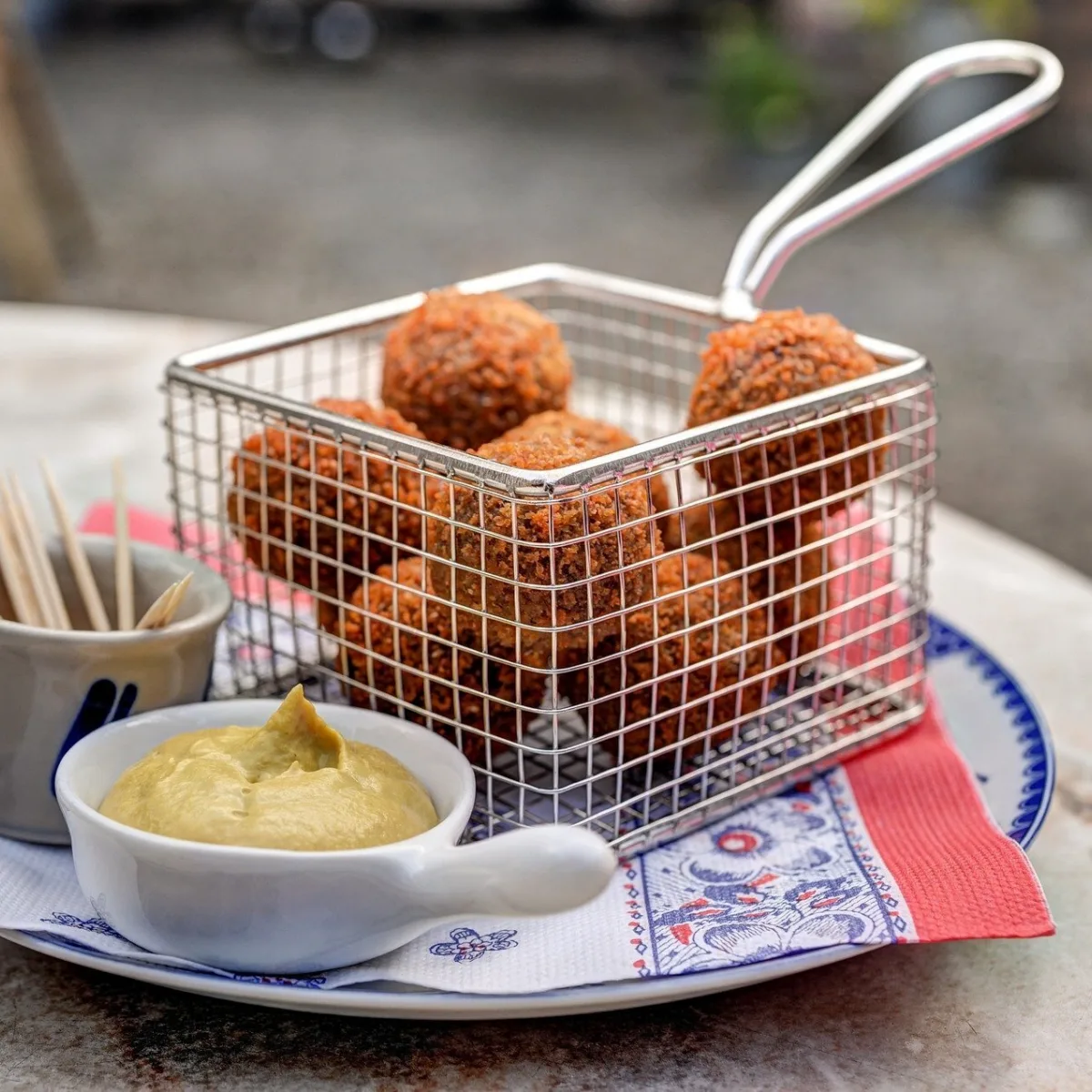 Typisch niederländische Bitterballen - Uit in Enschede