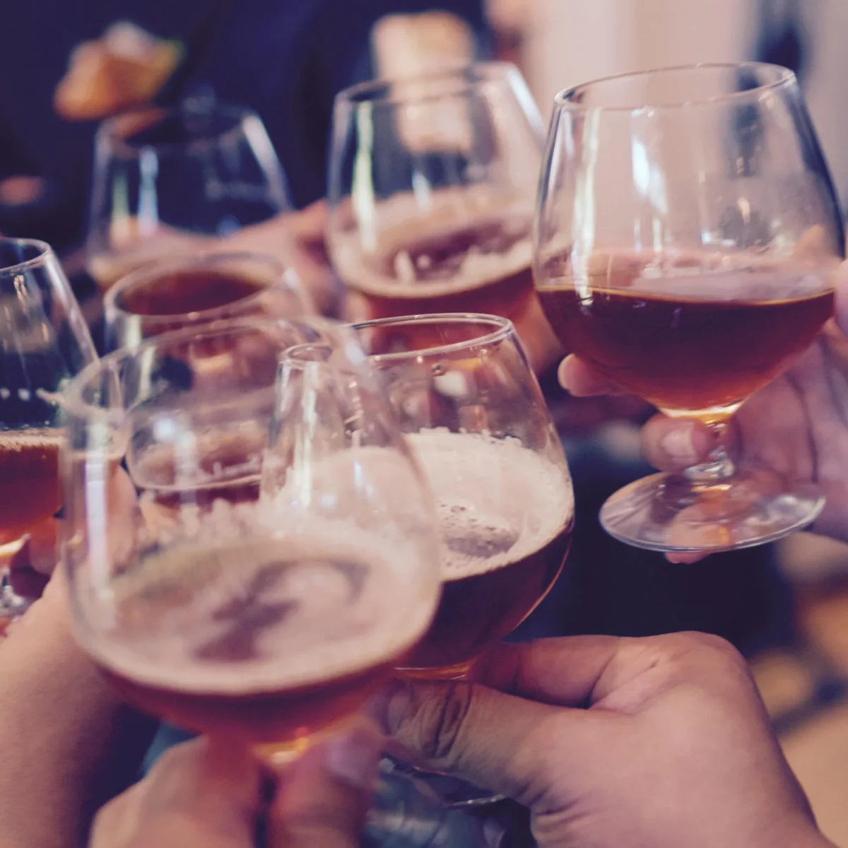 Bierglazen proosten Enschede - Uit in Enschede
