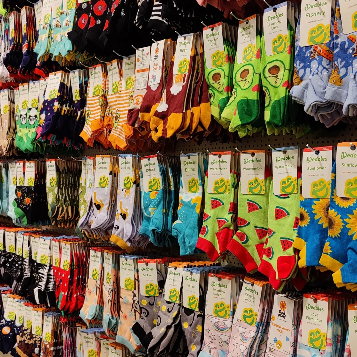 Eine Wand voller bunter Socken bei Dedoles in Enschede - Uit in Enschede