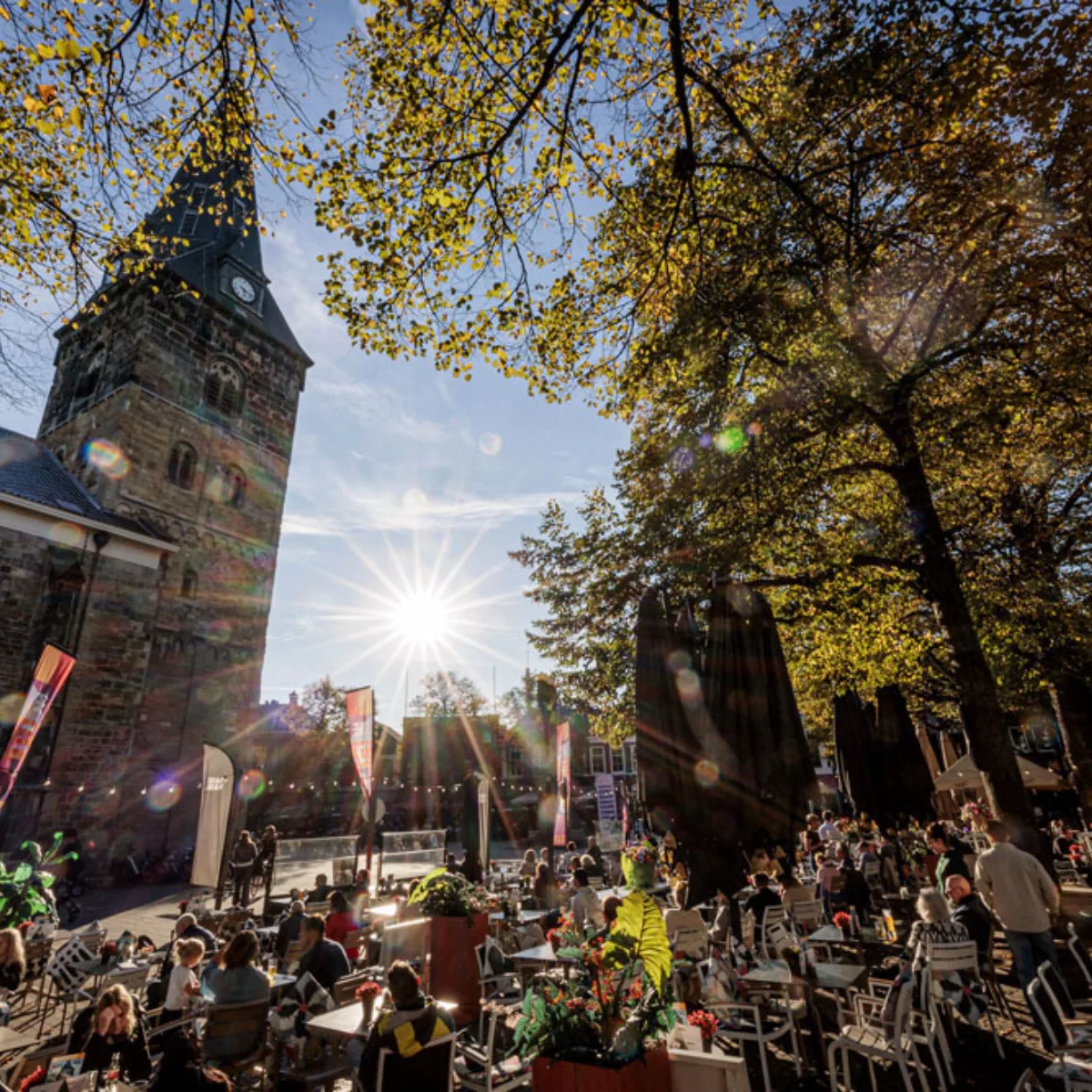 Een vol terras op de Oude Markt in Enschede. - Uit in Enschede