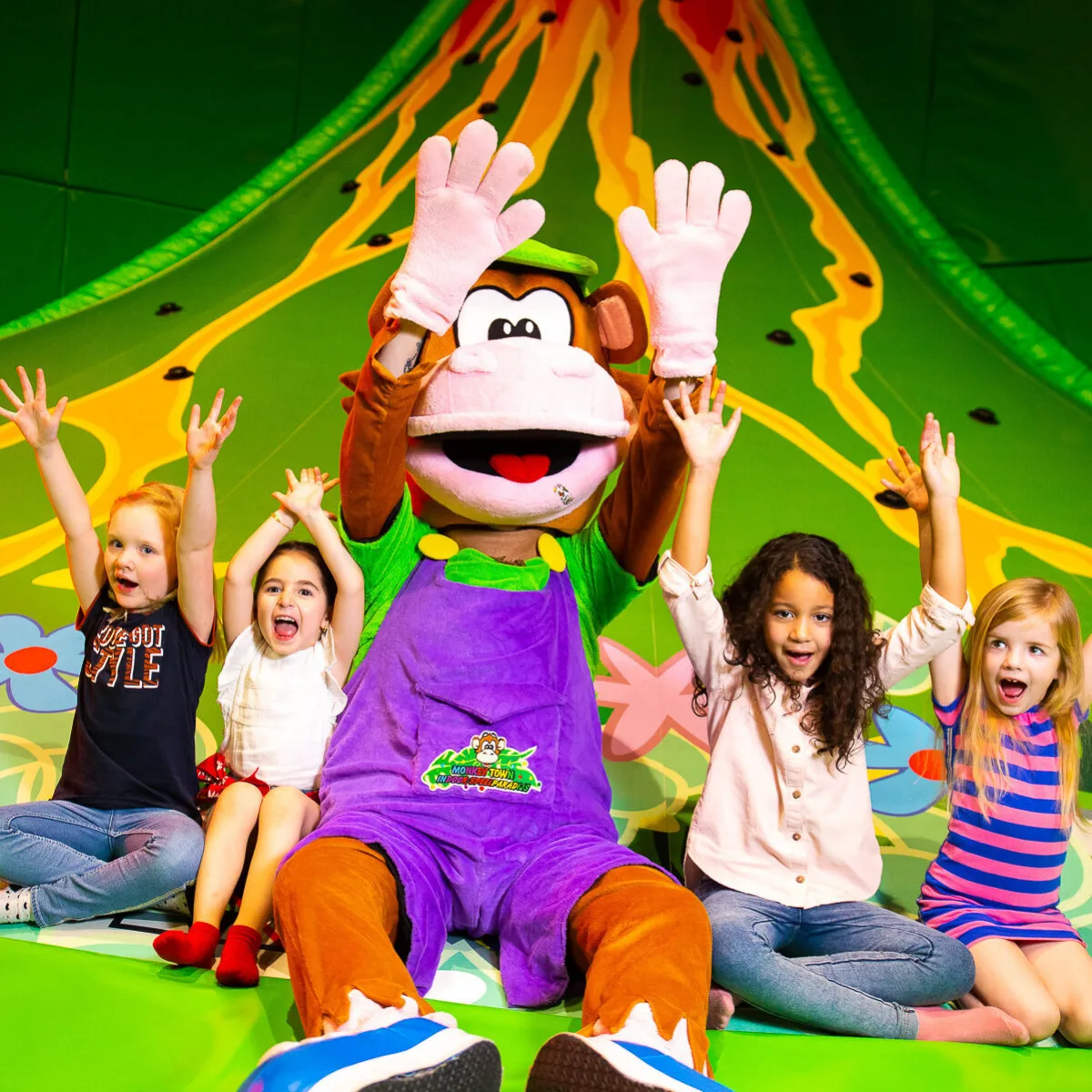 Kinder mit dem Maskottchen von Monkey Town in Enschede - Uit in Enschede