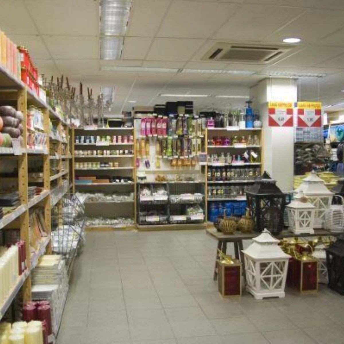 Regale voller Wohnaccessoires bei Xenos in Enschede - Uit in Enschede