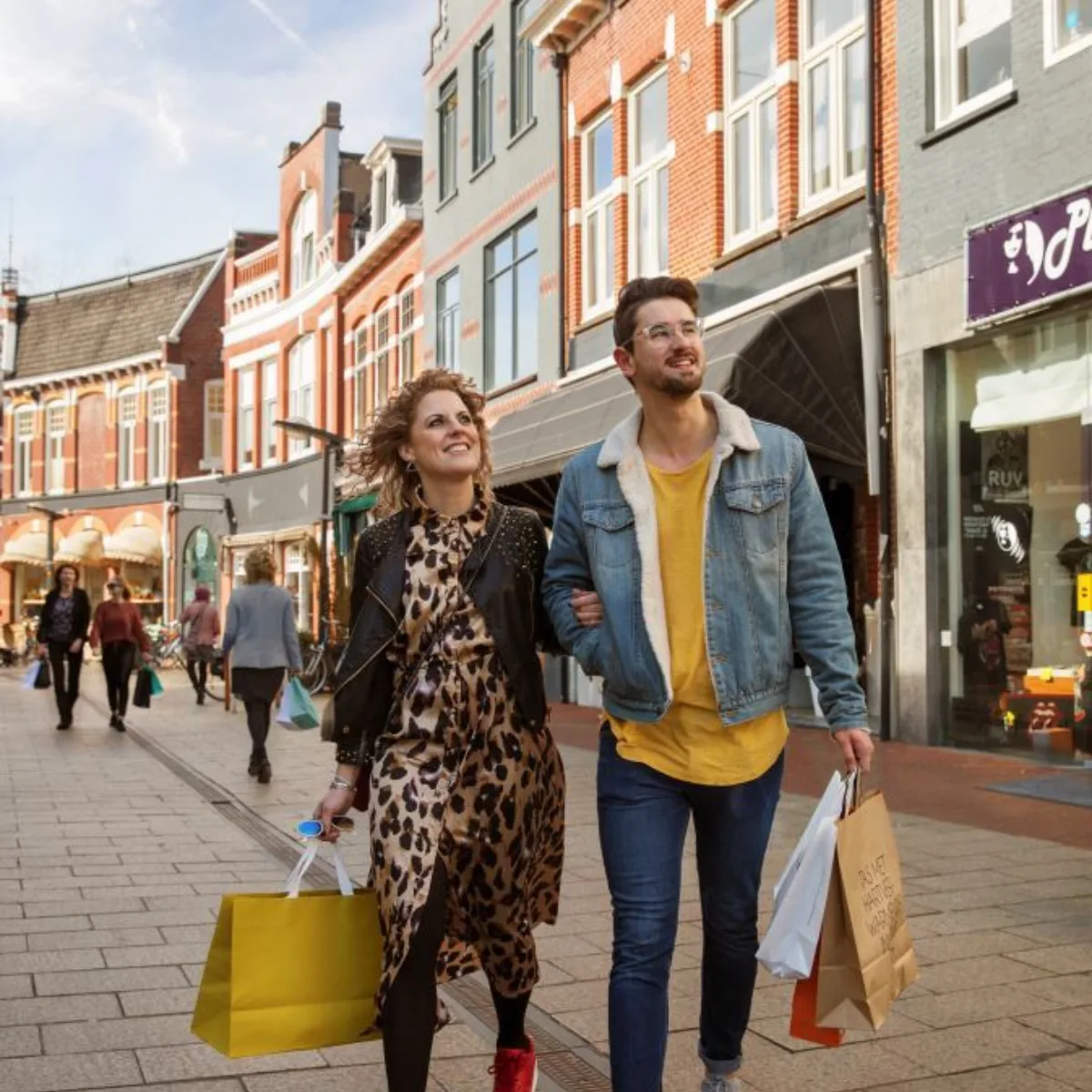 Arm in Arm herrlich einkaufen in der Haverstraatpassage in Enschede - Uit in Enschede