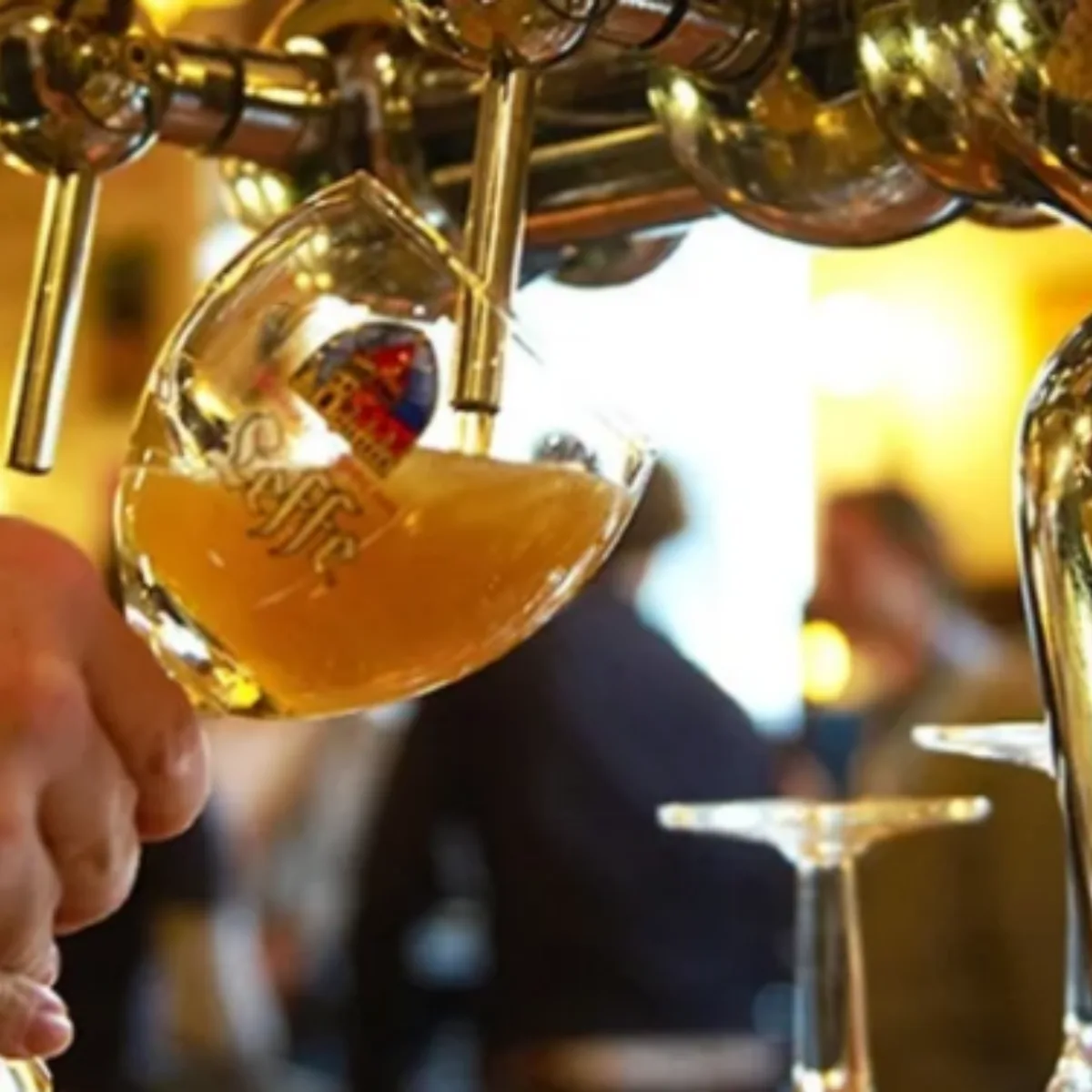 Een biertje dat getapt wordt bij Proeflokaal België in Enschede - Uit in Enschede