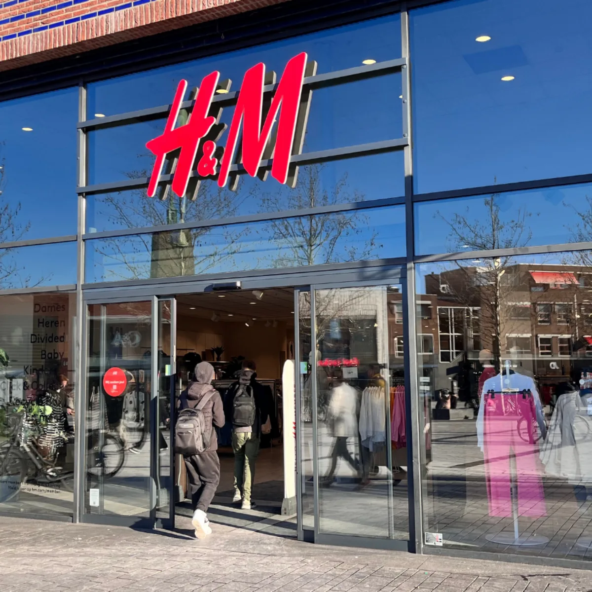 Voorkant van de H&M in Enschede in de Klanderij - winkelen - Uit in Enschede