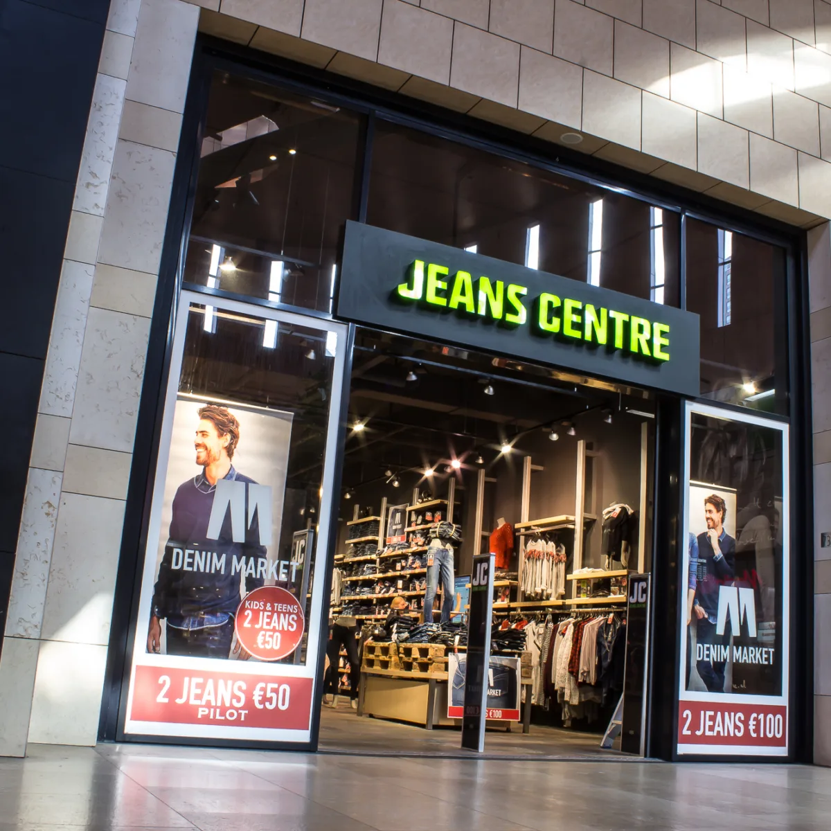 Voorkant van de winkel Jeans Centre in de Klanderij in Enschede - Uit in Enschede