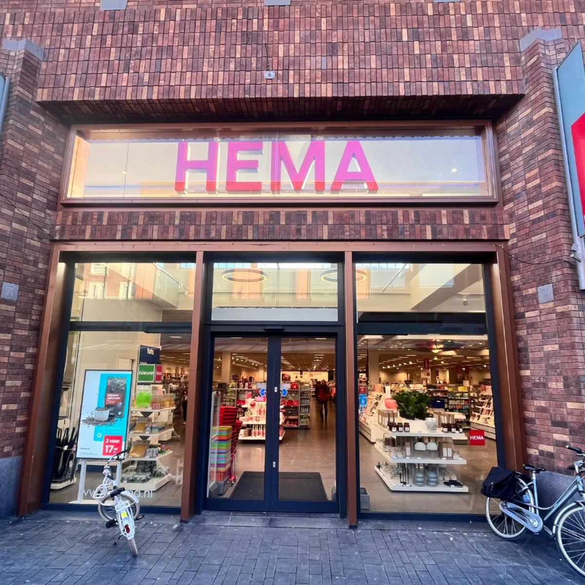 Voorkant van de winkel Hema in Enschede - Uit in Enschede