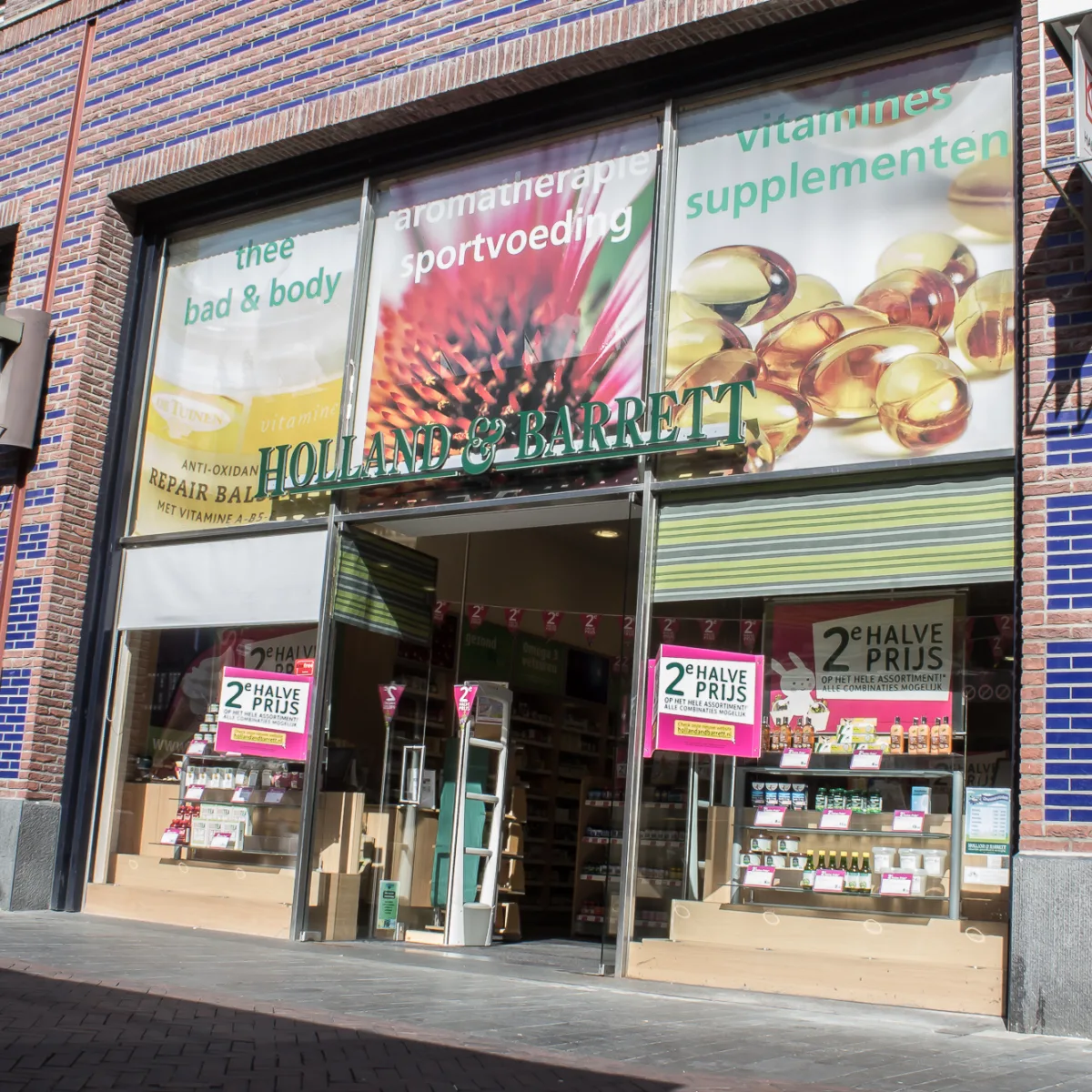 Het buitenaanzicht van Holland en Barret in de Klanderij te Enschede - Uit in Enschede