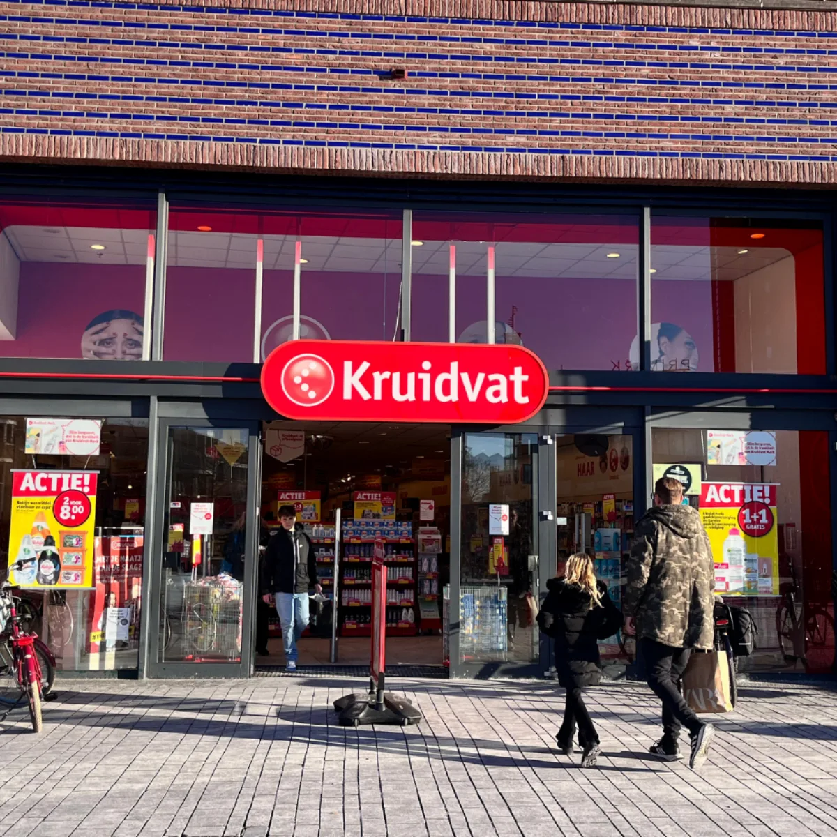 Voorkant van de Kruidvat in de Klanderij te Enschede - Uit in Enschede