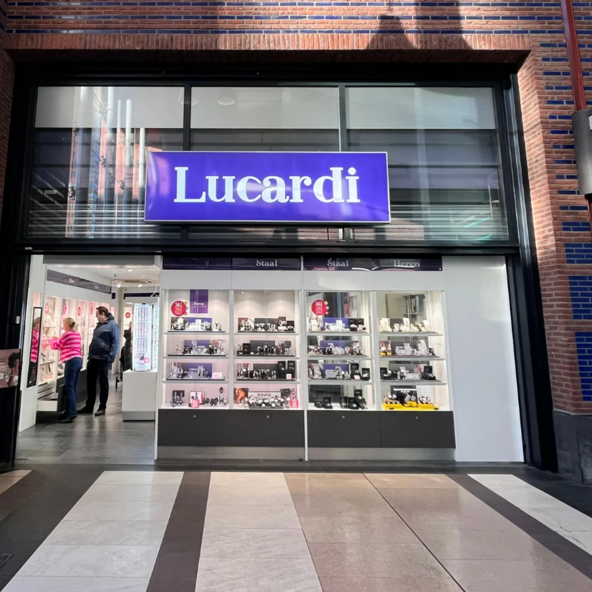 Voorkant van de winkel Lucardi Juwelier in de Klanderij te Enschede - Uit in Enschede