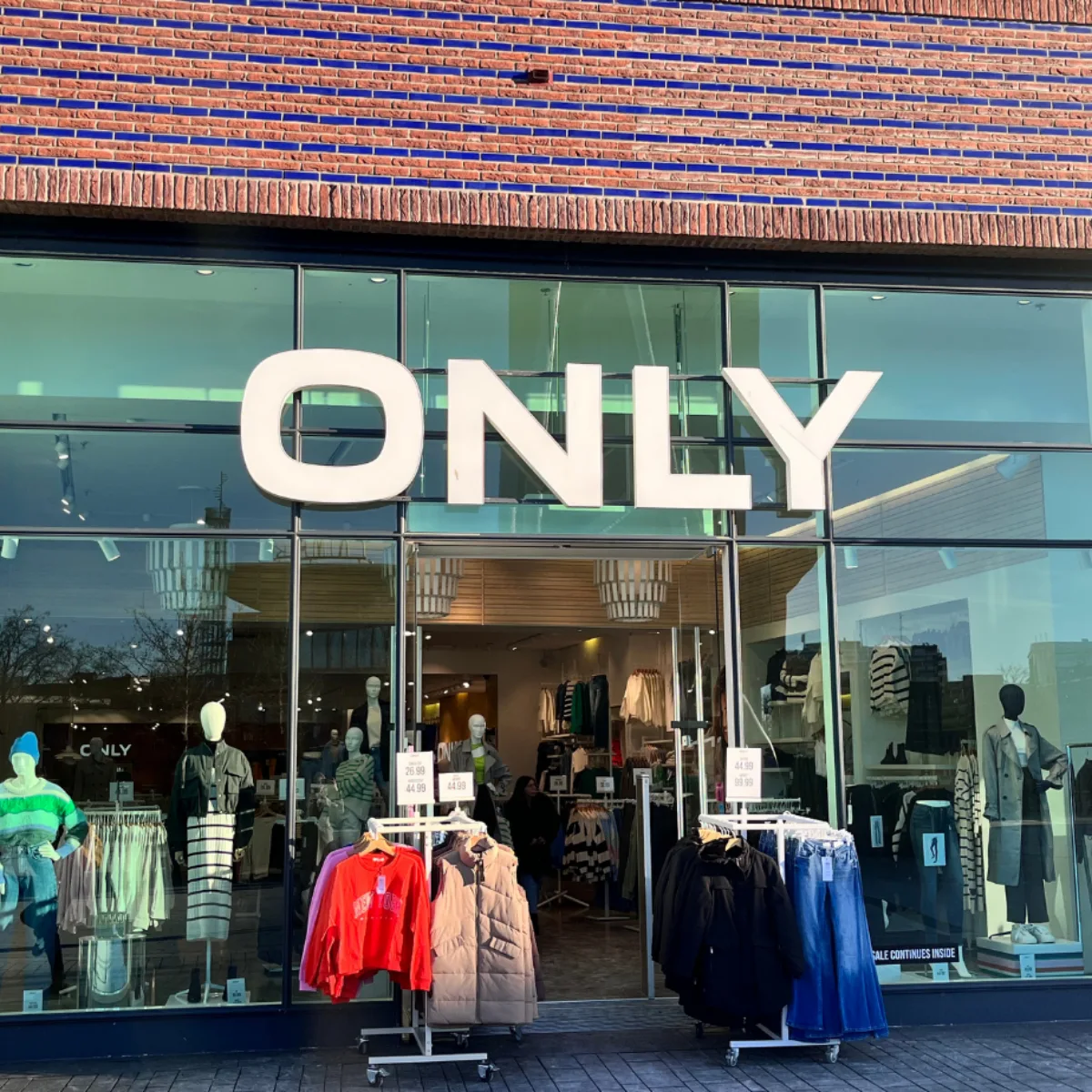 Voorkant van de winkel ONLY in de Klanderij te Enschede - Uit in Enschede