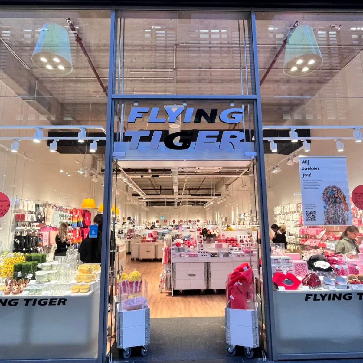 Voorkant van de winkel Flying Tiger in de Klanderij te Enschede - Uit in Enschede