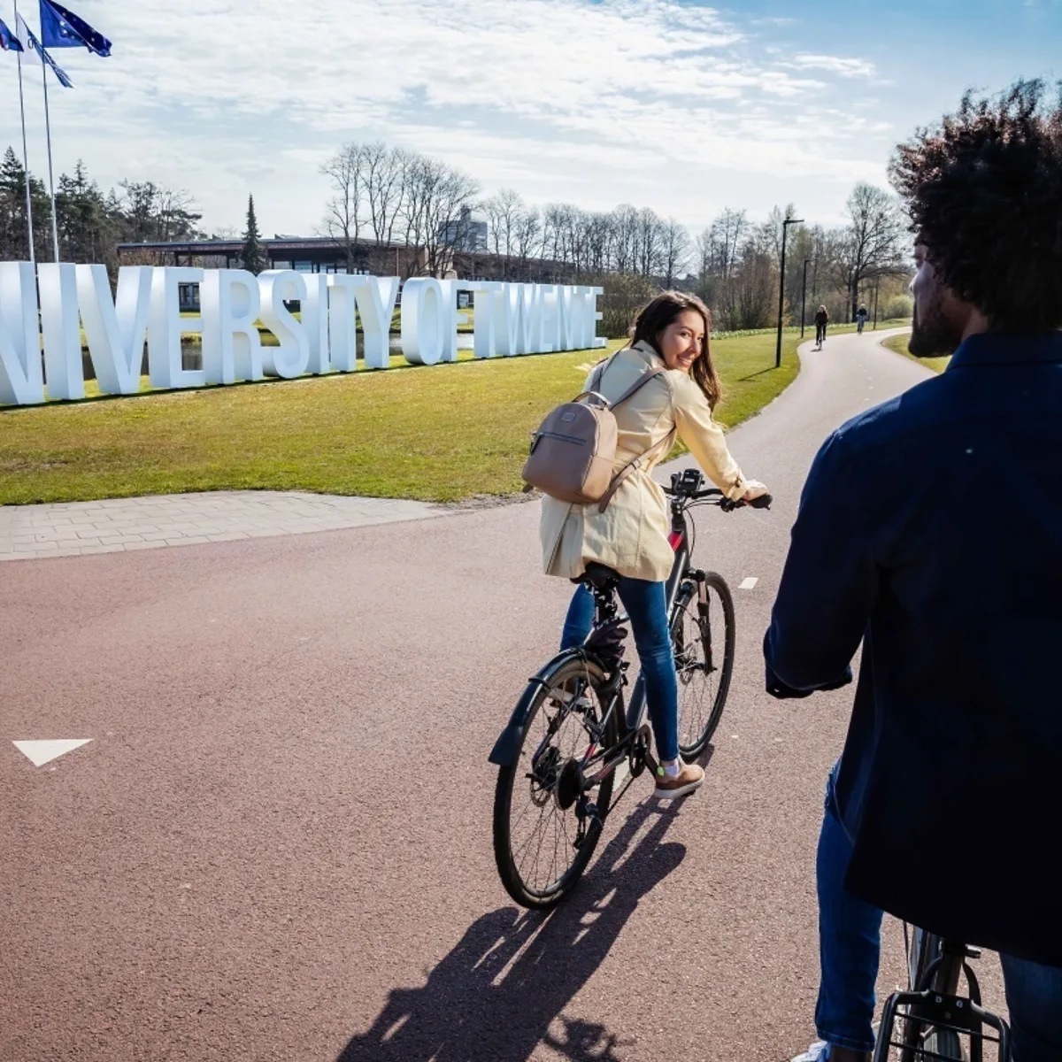 Met de fiets op het fietspad voor Universiteit Twente in Enschede. - Uit in Enschede