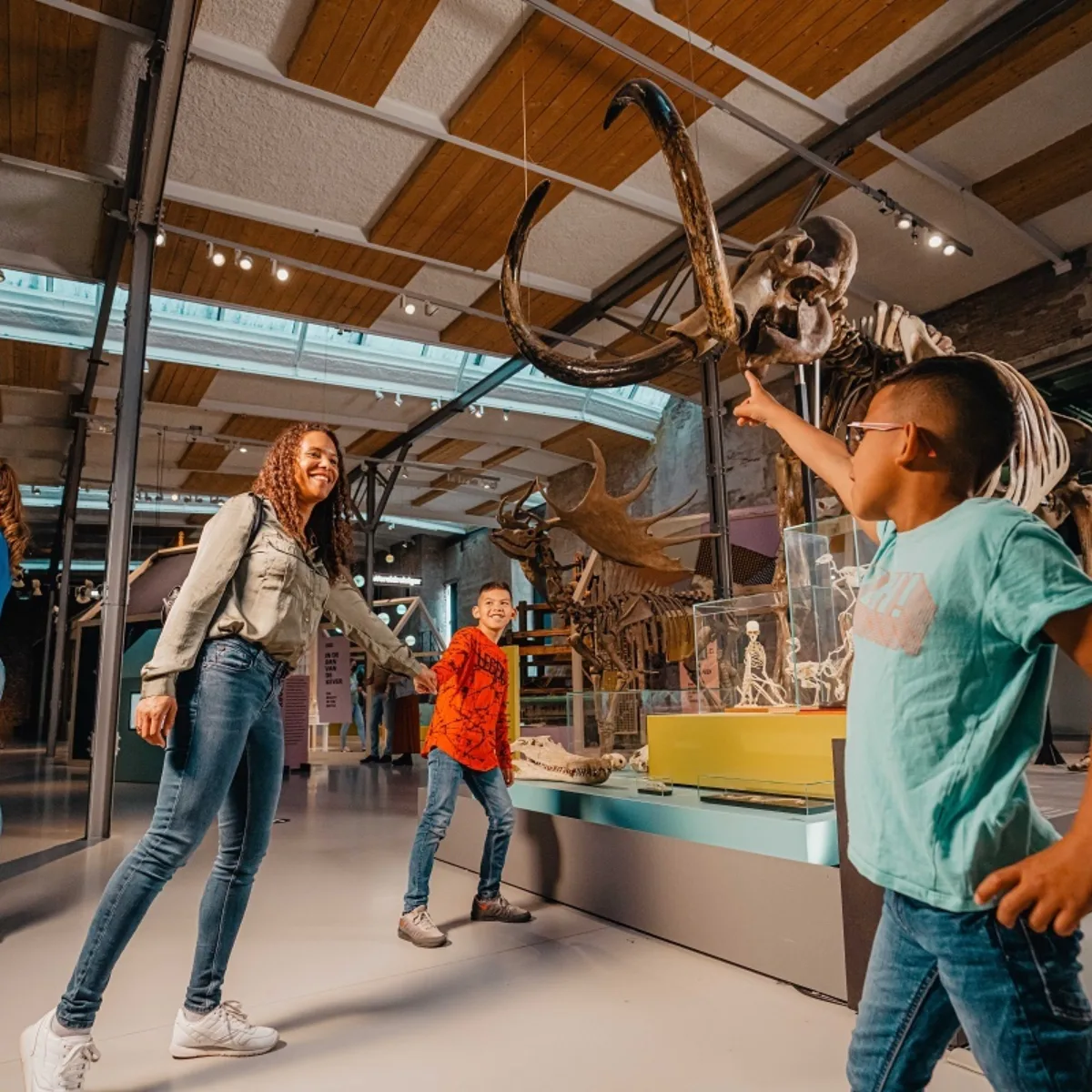 Gezin  met kinderen in Museumfabriek in Enschede - Uit in Enschede