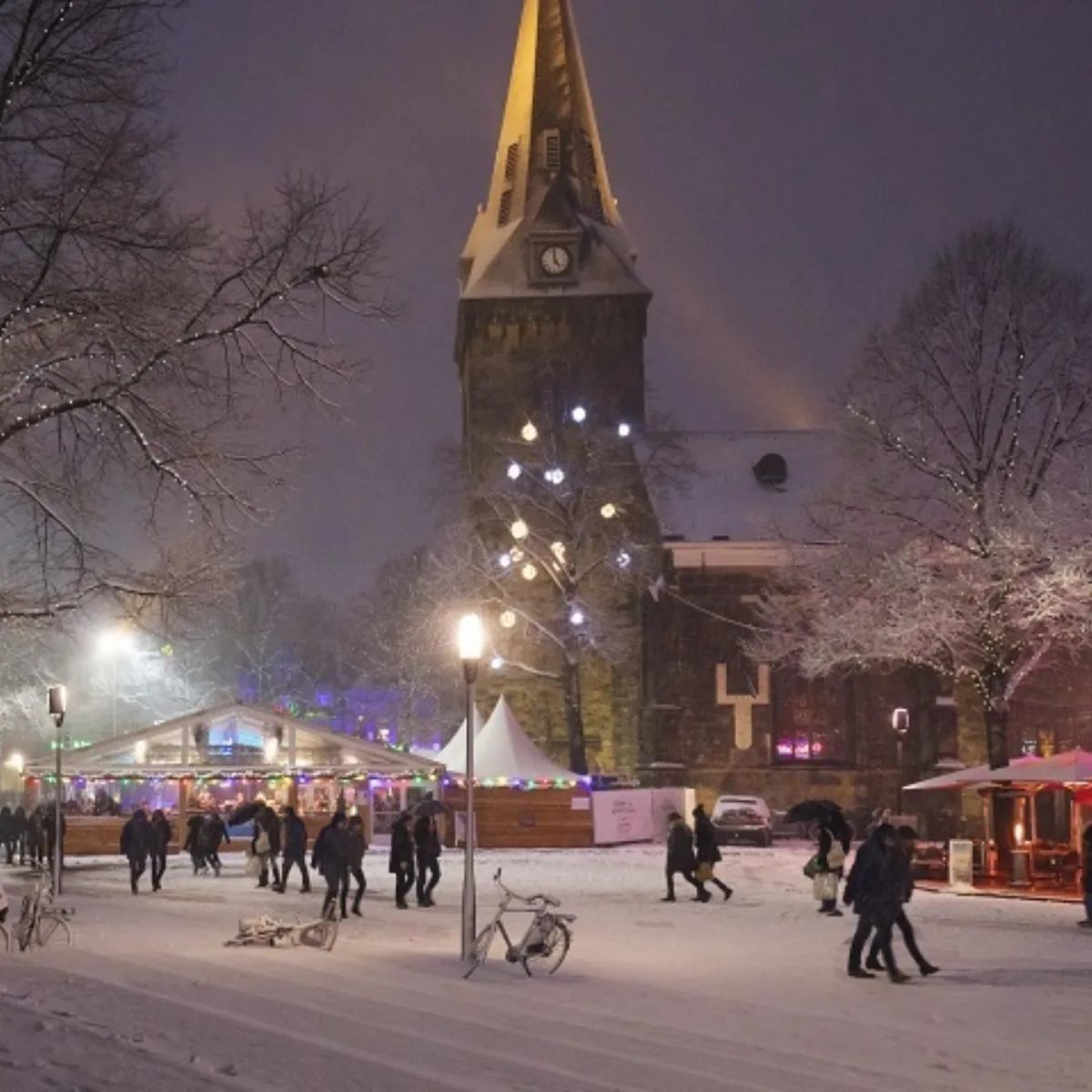 Oude Markt in de sneeuw tijdens Winter Wonderland in Enschede - Uit in Enschede