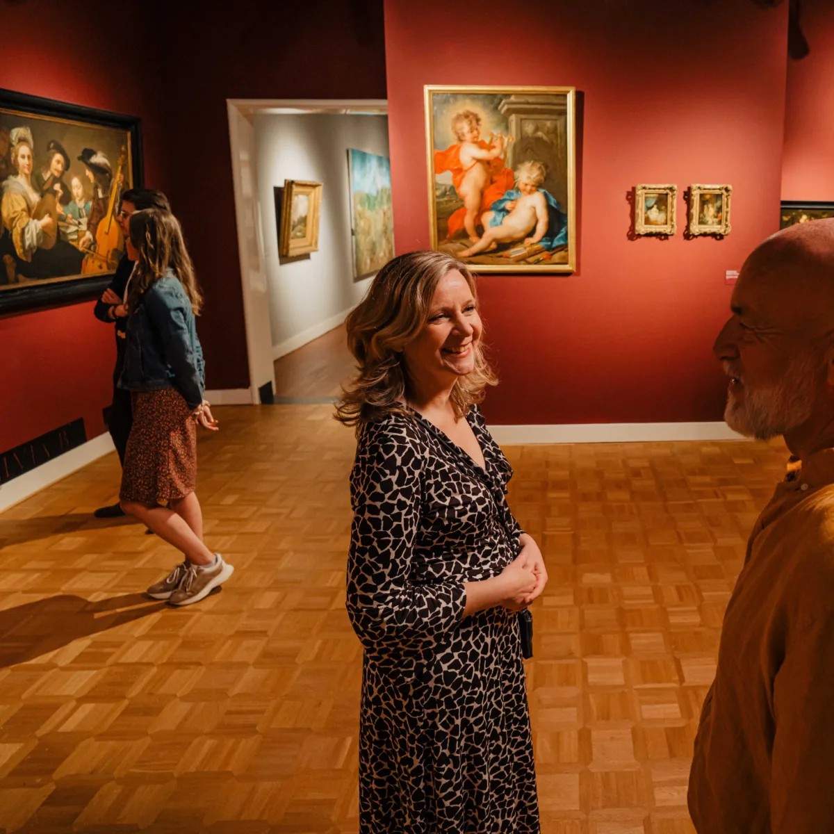 Zwei Menschen in einem Ausstellungsraum im Rijksmuseum Twenthe in Enschede - Uit in Enschede