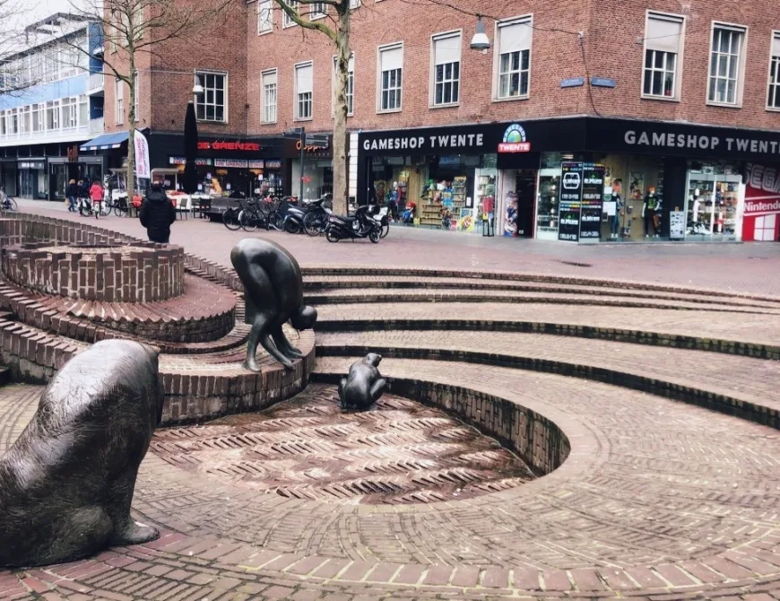 Ei van Ko Enschede beelden en fontein - Uit in Enschede