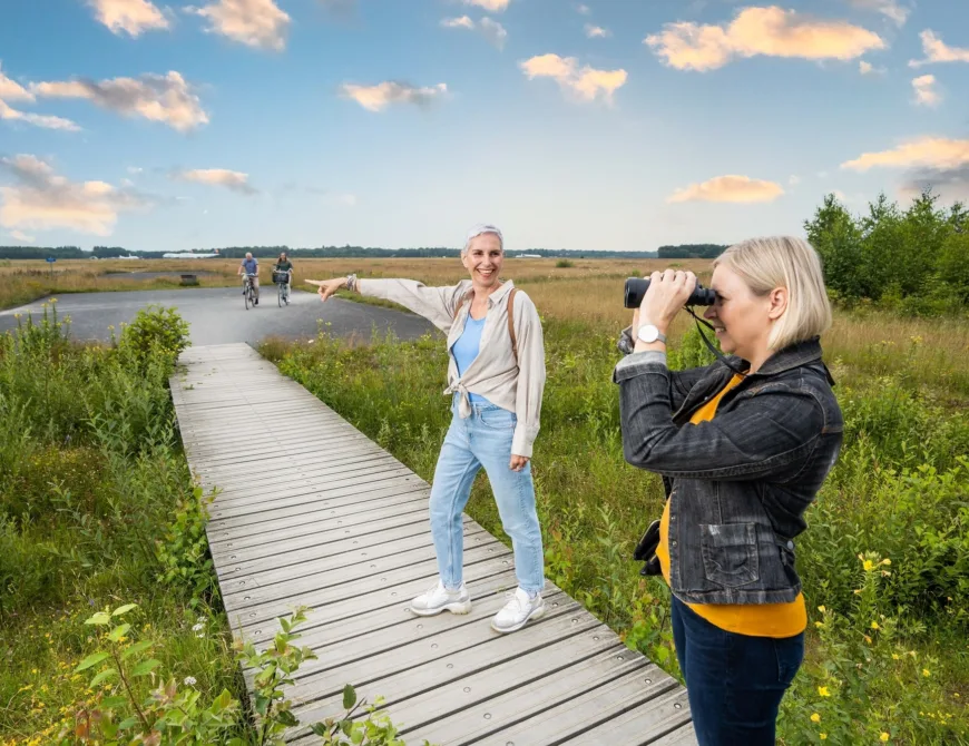 Zwei Frauen unterwegs im Naturgebiet Flugbasis Twenthe in Enschede - Uit in Enschede