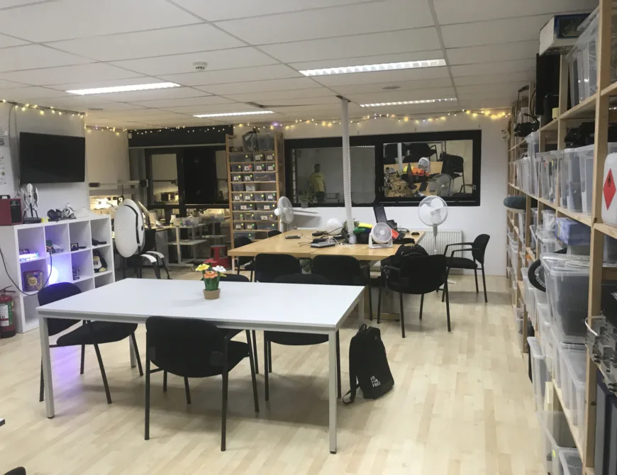 Tische und Regale des Tkkr Lab in Enschede - Uit in Enschede
