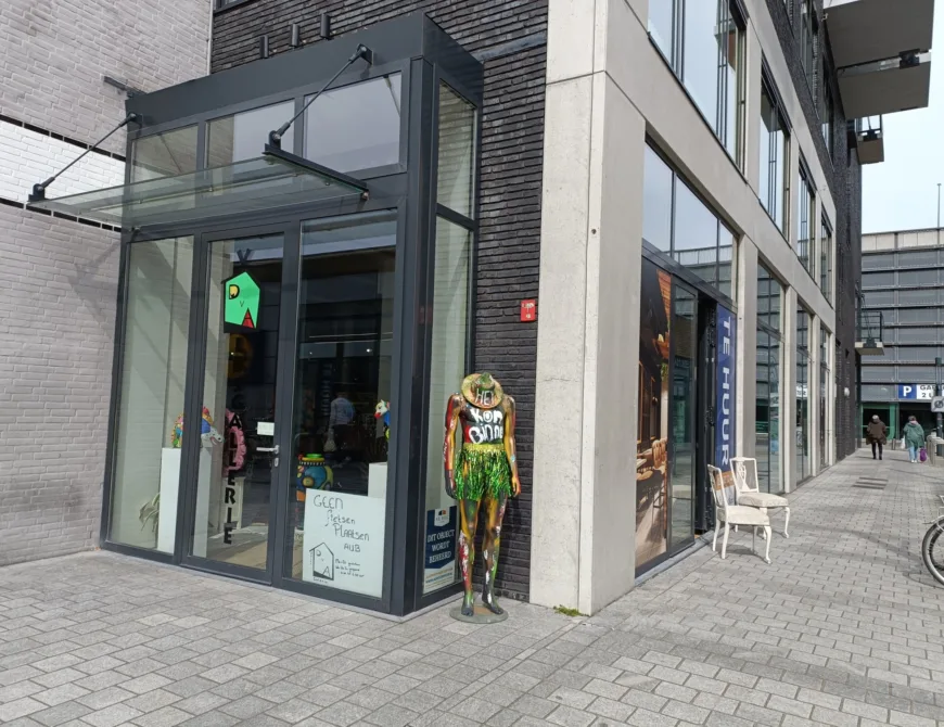 Frontalansicht auf die Volksgalerie DVA in Enschede - Uit in Enschede